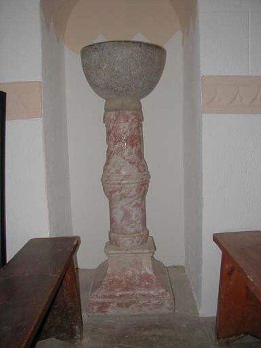 pied de bénitier (sans la vasque) avec un bas-relief de Saint André - © Ministère de la Culture (France), Centre de conservation et de restauration du patrimoine des Pyrénées-Orientales – Tous droits réservés