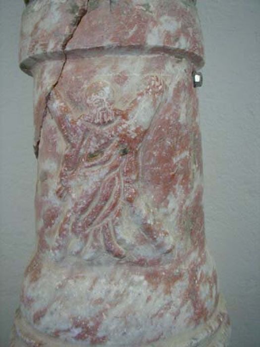 pied de bénitier (sans la vasque) avec un bas-relief de Saint André, détail - © Ministère de la Culture (France), Centre de conservation et de restauration du patrimoine des Pyrénées-Orientales – Tous droits réservés