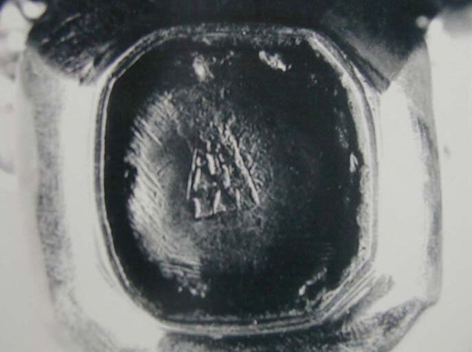 ampoule à huile des malades (chrémeau), détail du poinçon - © Ministère de la Culture (France), Centre de conservation et de restauration du patrimoine des Pyrénées-Orientales – Tous droits réservés