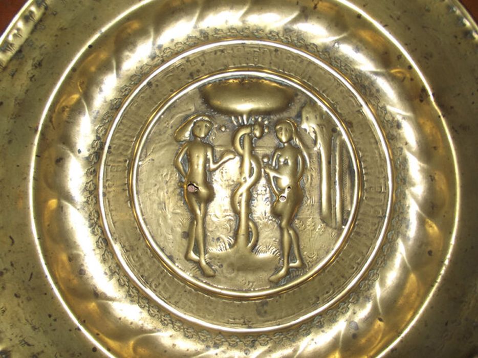 plat de quête : Adam et Eve, détail - © Ministère de la Culture (France), Centre de conservation et de restauration du patrimoine des Pyrénées-Orientales – Tous droits réservés