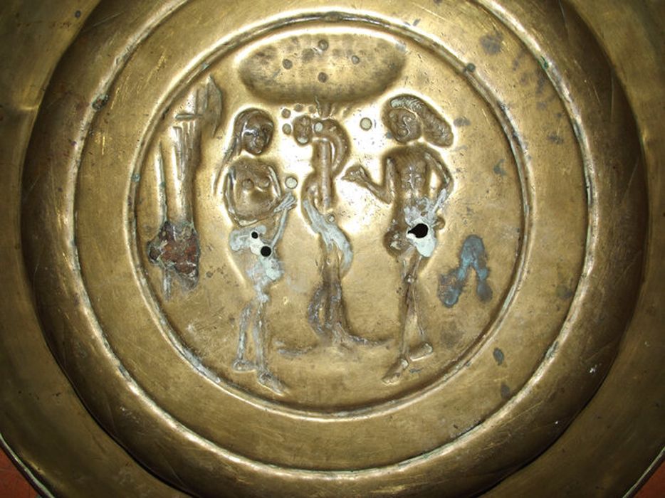 plat de quête : Adam et Eve, détail du revers - © Ministère de la Culture (France), Centre de conservation et de restauration du patrimoine des Pyrénées-Orientales – Tous droits réservés