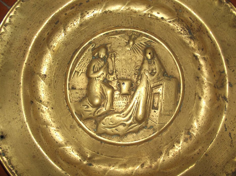 plat de quête : Annonciation (l’), détail - © Ministère de la Culture (France), Centre de conservation et de restauration du patrimoine des Pyrénées-Orientales – Tous droits réservés