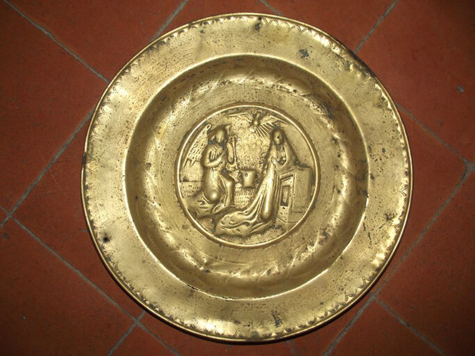 plat de quête : Annonciation (l’) - © Ministère de la Culture (France), Centre de conservation et de restauration du patrimoine des Pyrénées-Orientales – Tous droits réservés