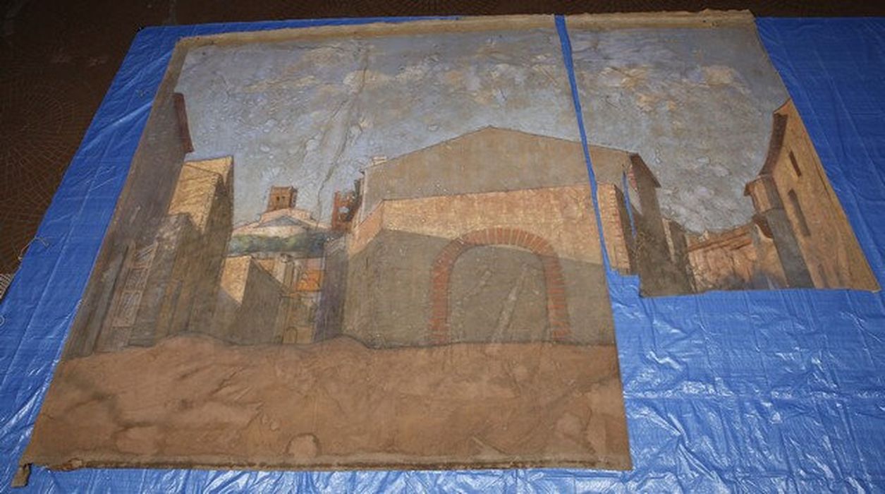 peinture monumentale, scène de décor : La place du Planiol à Elne - © Ministère de la Culture (France), Centre de conservation et de restauration du patrimoine des Pyrénées-Orientales – Tous droits réservés