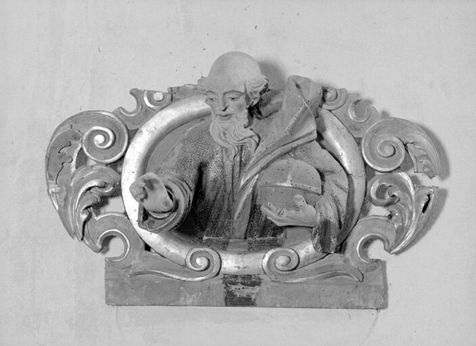 haut-relief : Dieu le Père tenant le globe du monde, partie supérieure du retable du Christ - © Ministère de la Culture (France), Centre de conservation et de restauration du patrimoine des Pyrénées-Orientales – Tous droits réservés
