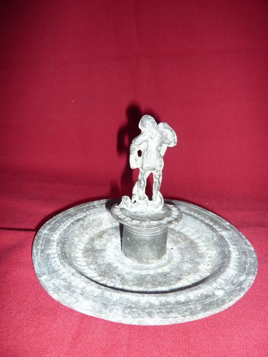 plat à quêter avec figurine de saint Michel - © Ministère de la Culture (France), Centre de conservation et de restauration du patrimoine des Pyrénées-Orientales – Tous droits réservés
