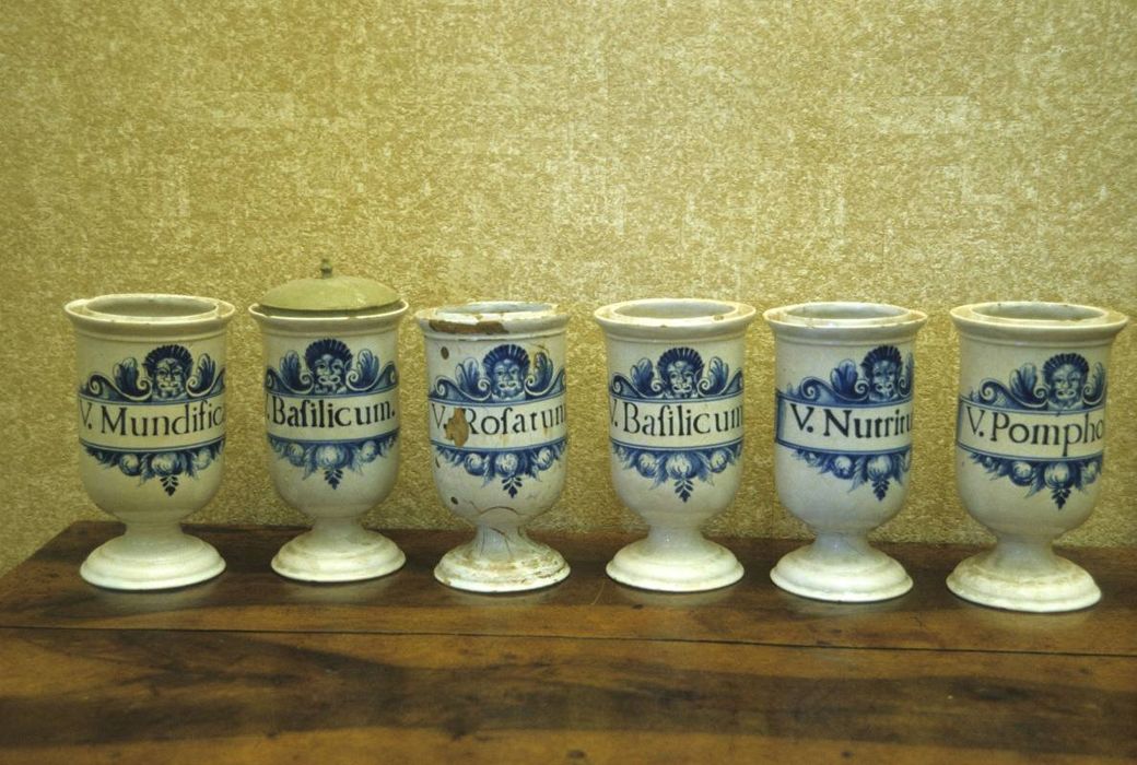 pots à pharmacie (pots canons) - © Ministère de la Culture (France), Centre de conservation et de restauration du patrimoine des Pyrénées-Orientales – Tous droits réservés