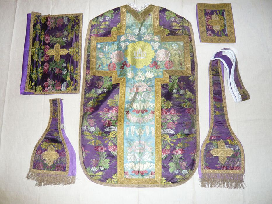 chasuble, étole, voile de calice, bourse, manipule (ornement violet) - © Ministère de la Culture (France), Centre de conservation et de restauration du patrimoine des Pyrénées-Orientales – Tous droits réservés