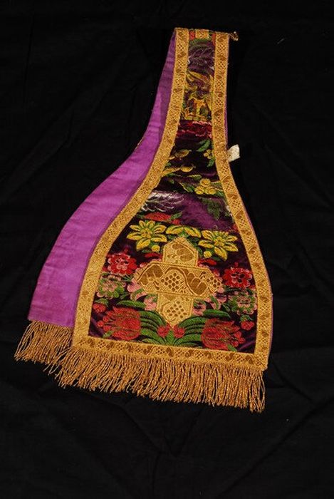 manipule (ornement violet) - © Ministère de la Culture (France), Centre de conservation et de restauration du patrimoine des Pyrénées-Orientales – Tous droits réservés