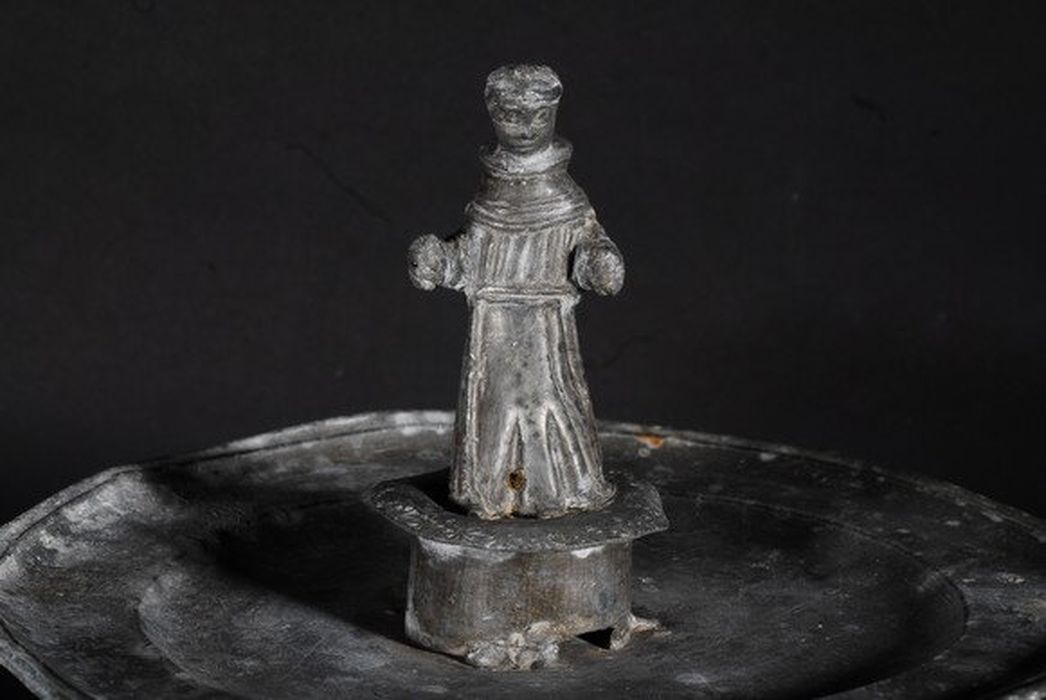 plat à quêter de saint Antoine, détail - © Ministère de la Culture (France), Centre de conservation et de restauration du patrimoine des Pyrénées-Orientales – Tous droits réservés