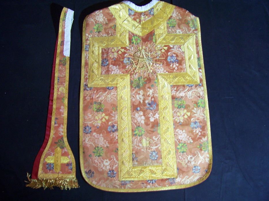 chasuble, étole (ornement rose)