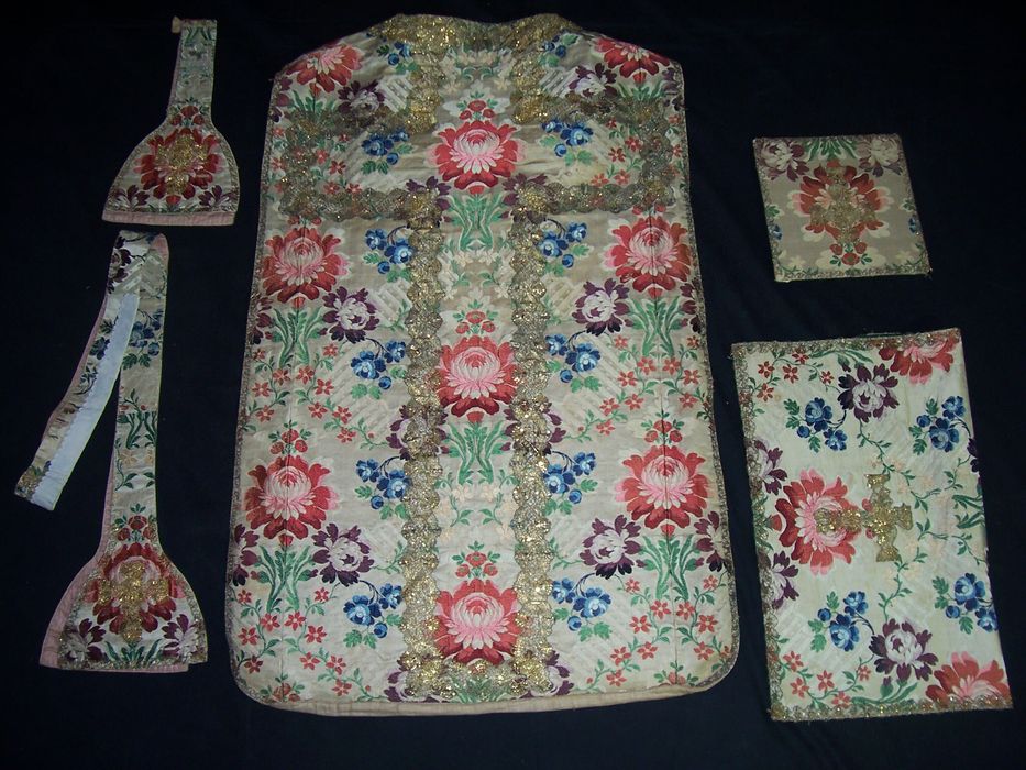 chasuble, étole, manipule, bourse de corporal, voile de calice (ornement blanc)