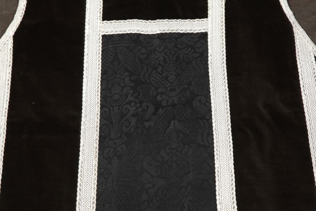 dalmatique (ornement noir), détail - © Ministère de la Culture (France), Centre de conservation et de restauration du patrimoine des Pyrénées-Orientales – Tous droits réservés