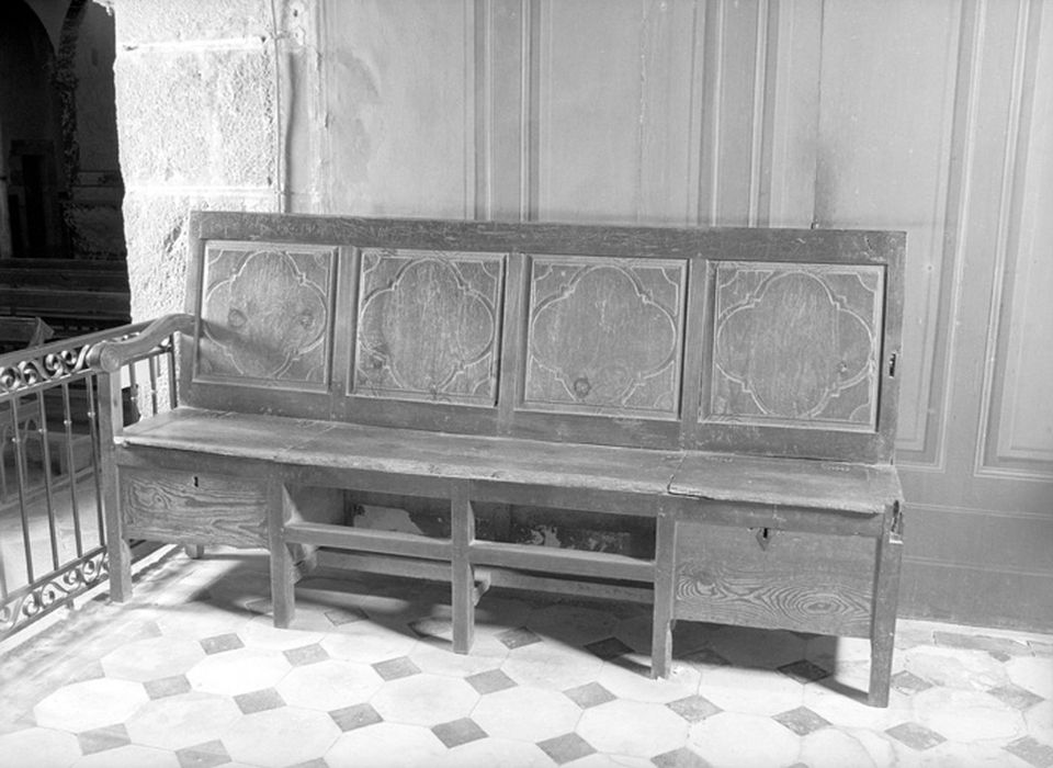 banc d'église (banc coffre) - © Ministère de la Culture (France), Centre de conservation et de restauration du patrimoine des Pyrénées-Orientales – Tous droits réservés