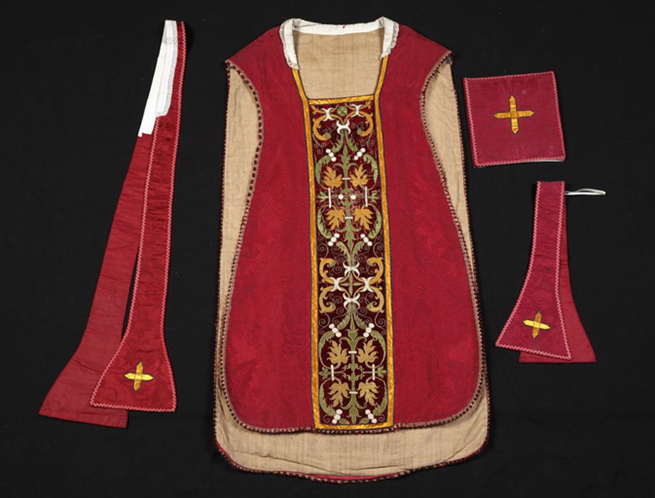 chasuble, étole, manipule, bourse de corporal (ornement rouge)