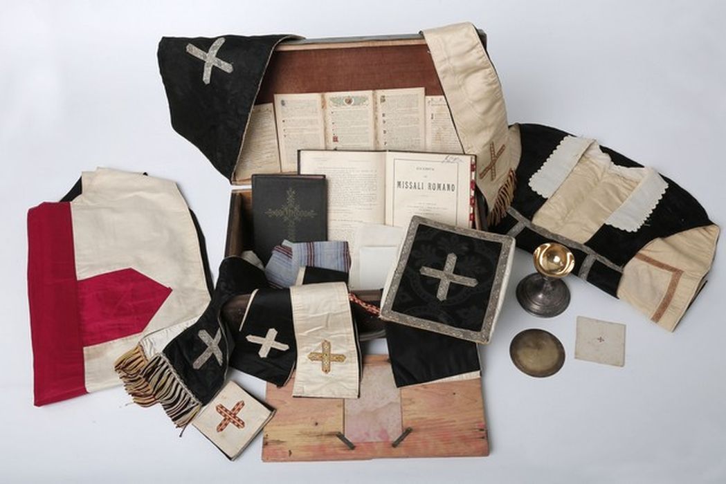 valise-chapelle du chanoine aumônier Joseph Vergès et son contenu - © Ministère de la Culture (France), Centre de conservation et de restauration du patrimoine des Pyrénées-Orientales – Tous droits réservés