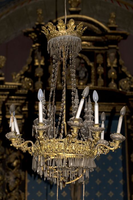 Neuf lustres et une lampe de sanctuaire