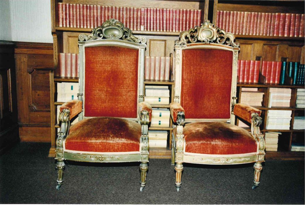 Deux fauteuils de magistrat