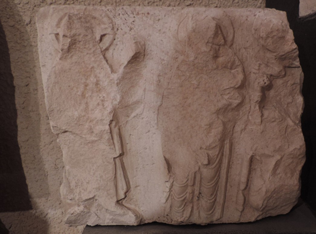 bas-relief : Trois personnages nimbés