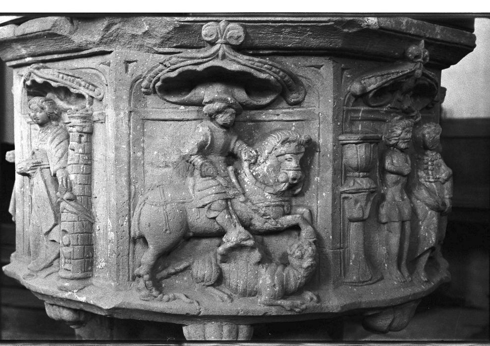 fonts baptismaux, détail - © Ministère de la Culture (France), Conservation des antiquités et des objets d’art de Haute-Saône – Tous droits réservés 
