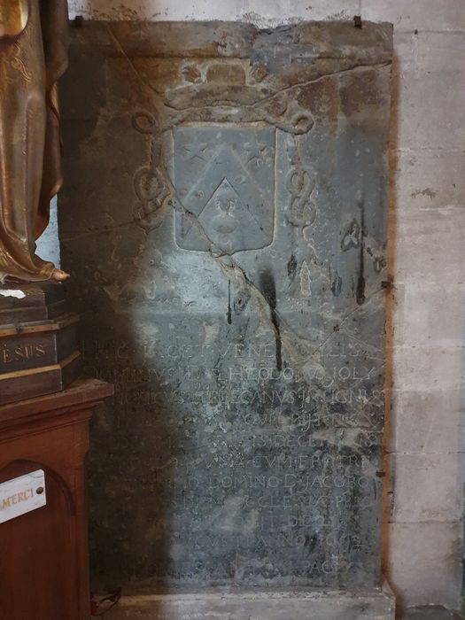 dalle funéraire de Joly de Bévy, chanoine de la cathédrale de Chalon - © Ministère de la Culture (France), Conservation des antiquités et des objets d’art de Saône-et-Loire – Tous droits réservés 