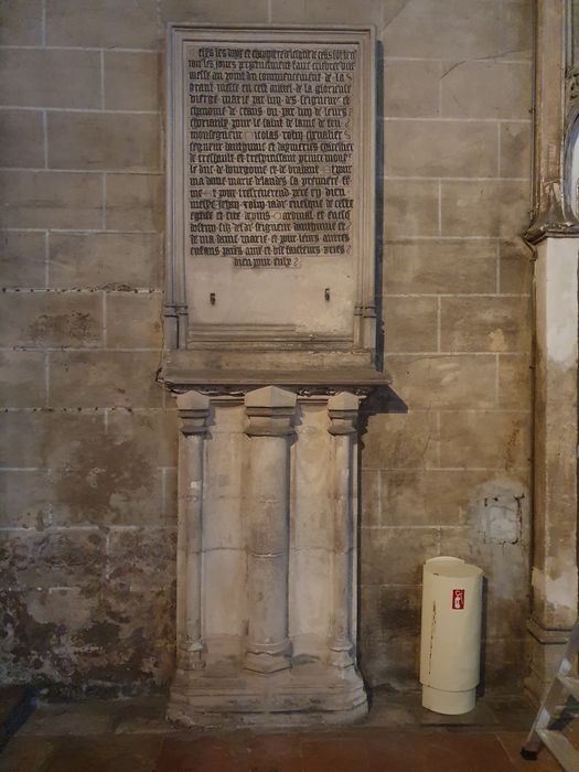 plaque commémorative d'une fondation de messes par le cardinal evêque d'Autun Jehan Rolin, fils de feu Nicolas Rolin, chancelier de Bourgogne - © Ministère de la Culture (France), Conservation des antiquités et des objets d’art de Saône-et-Loire – Tous droits réservés 