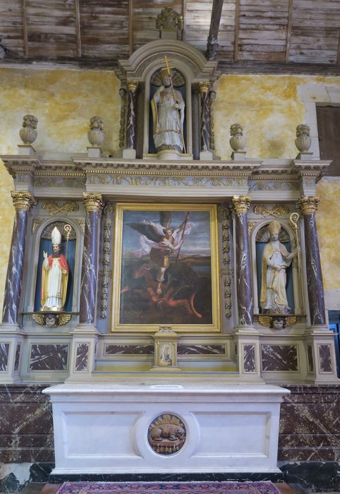retable du croisillon sud, son tableau : Saint Michel terrassant le dragon et ses trois statues : Saint Hubert, Saint René et Saint Charles - © Ministère de la Culture (France), Conservation des antiquités et des objets d’art de la Sarthe - Tous droits réservés