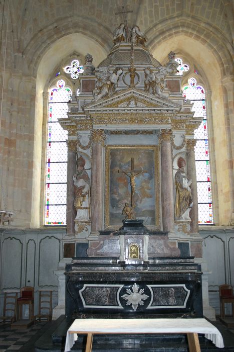 retable du maître-autel, tableau : L'Assomption de la Vierge, statues : Saint Augustin, Christ en croix, Vierge de Douleur, Saint Jean