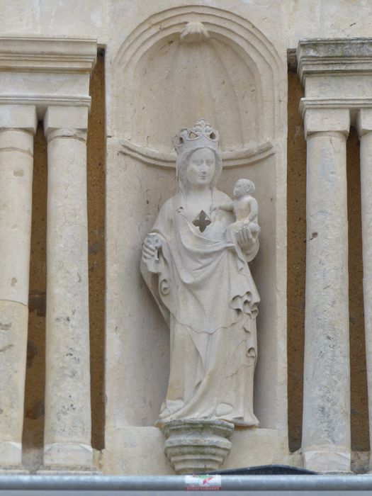 statue : Vierge à l'Enfant