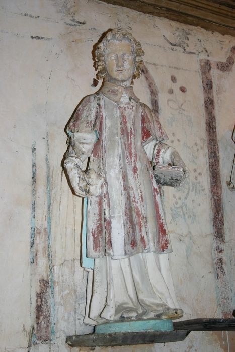 Trois statues : Saint Etienne, Saint Michel terrassant le démon et Saint martyr