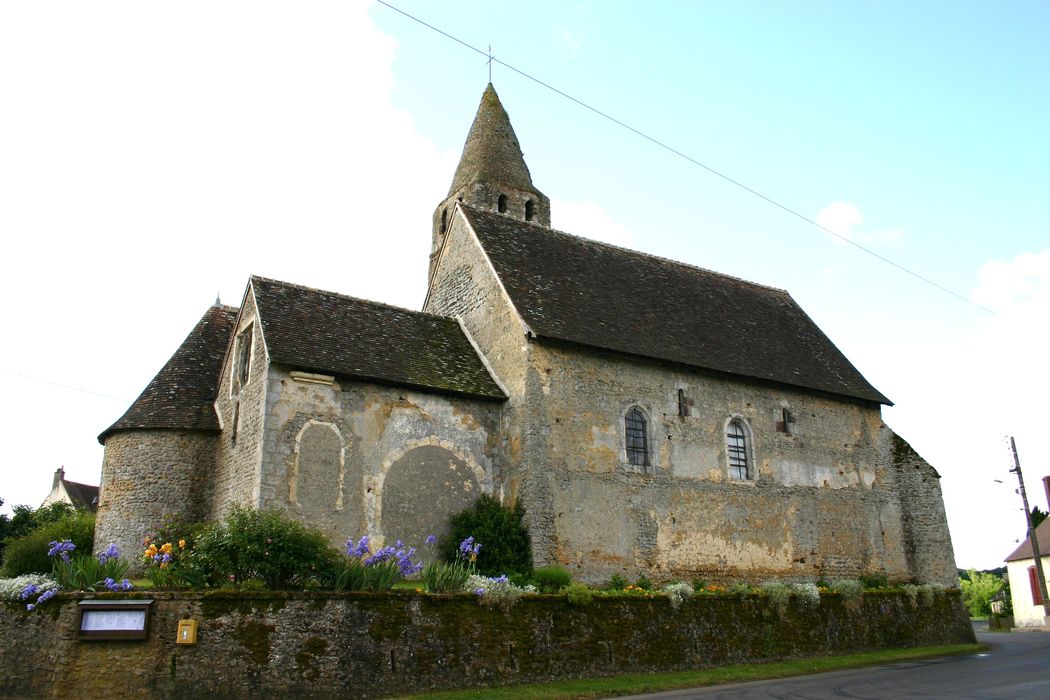 Eglise des Loges : Façade latérale nord, vue générale