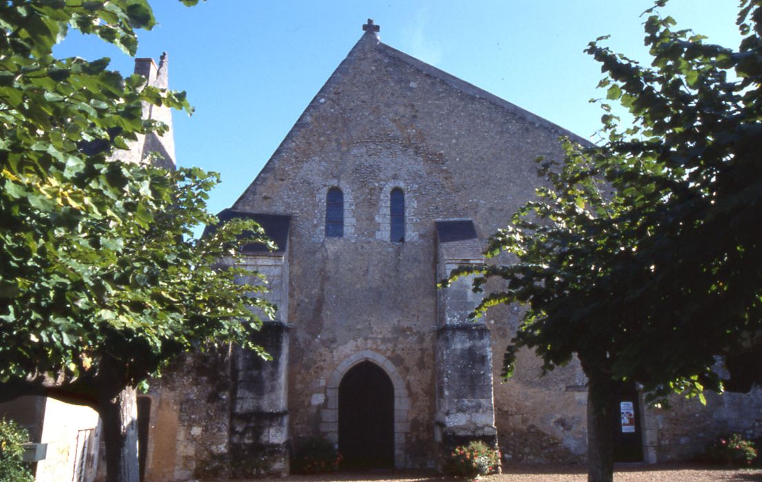 Eglise Saint-Geneviève : Façade occidentale, vue partielle