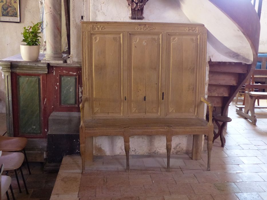 Deux bancs de choeur (banquettes à dossier)