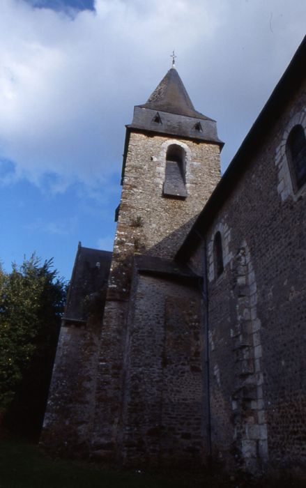 Eglise Saint-Martin : Façade latérale nord, vue partielle