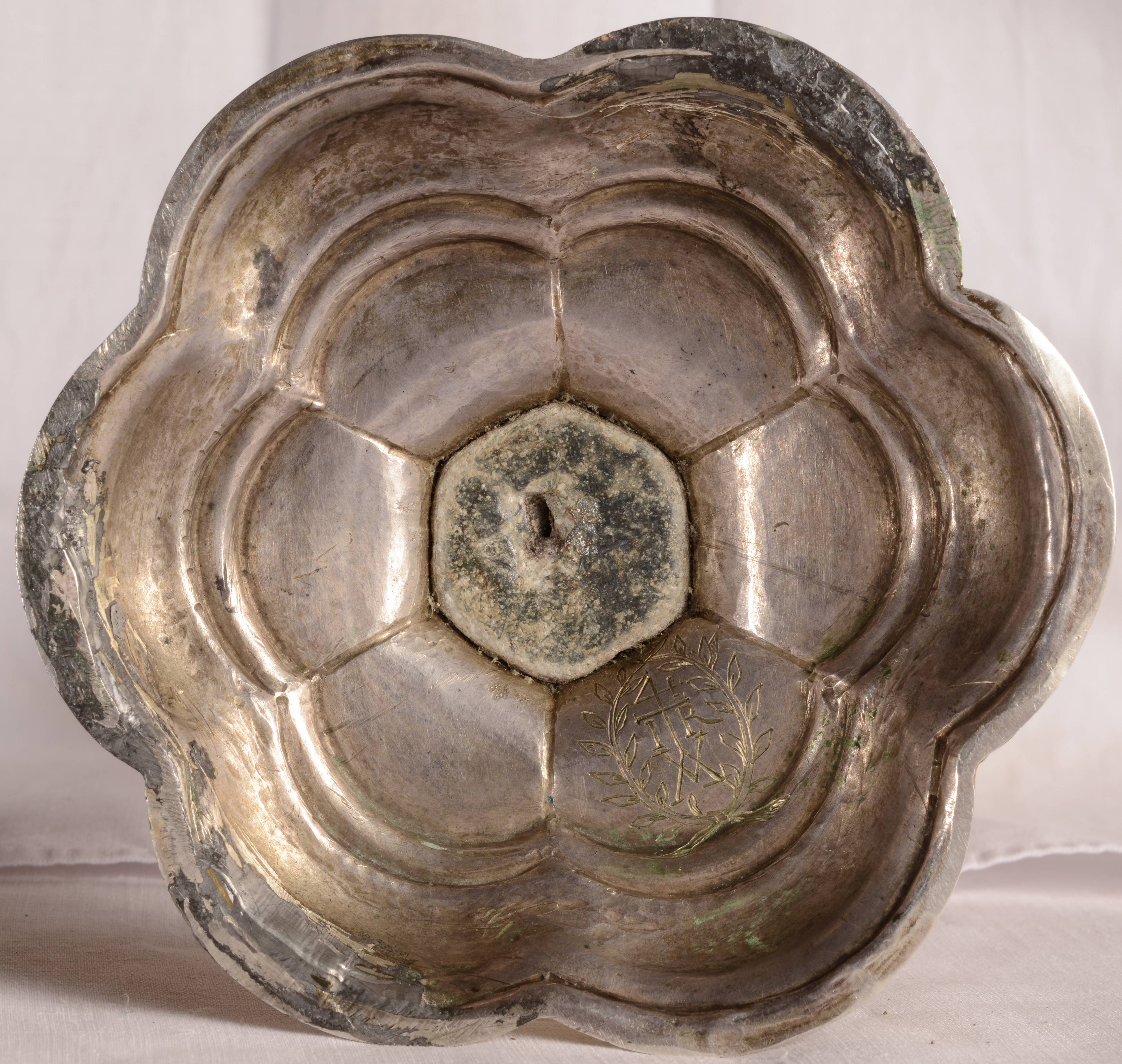 calice du maître orfèvre Gregor Leider, détail : dessous du pied - ©  Ministère de la Culture (France), Conservation des antiquités et des objets d’art de la Savoie - Tous droits réservés