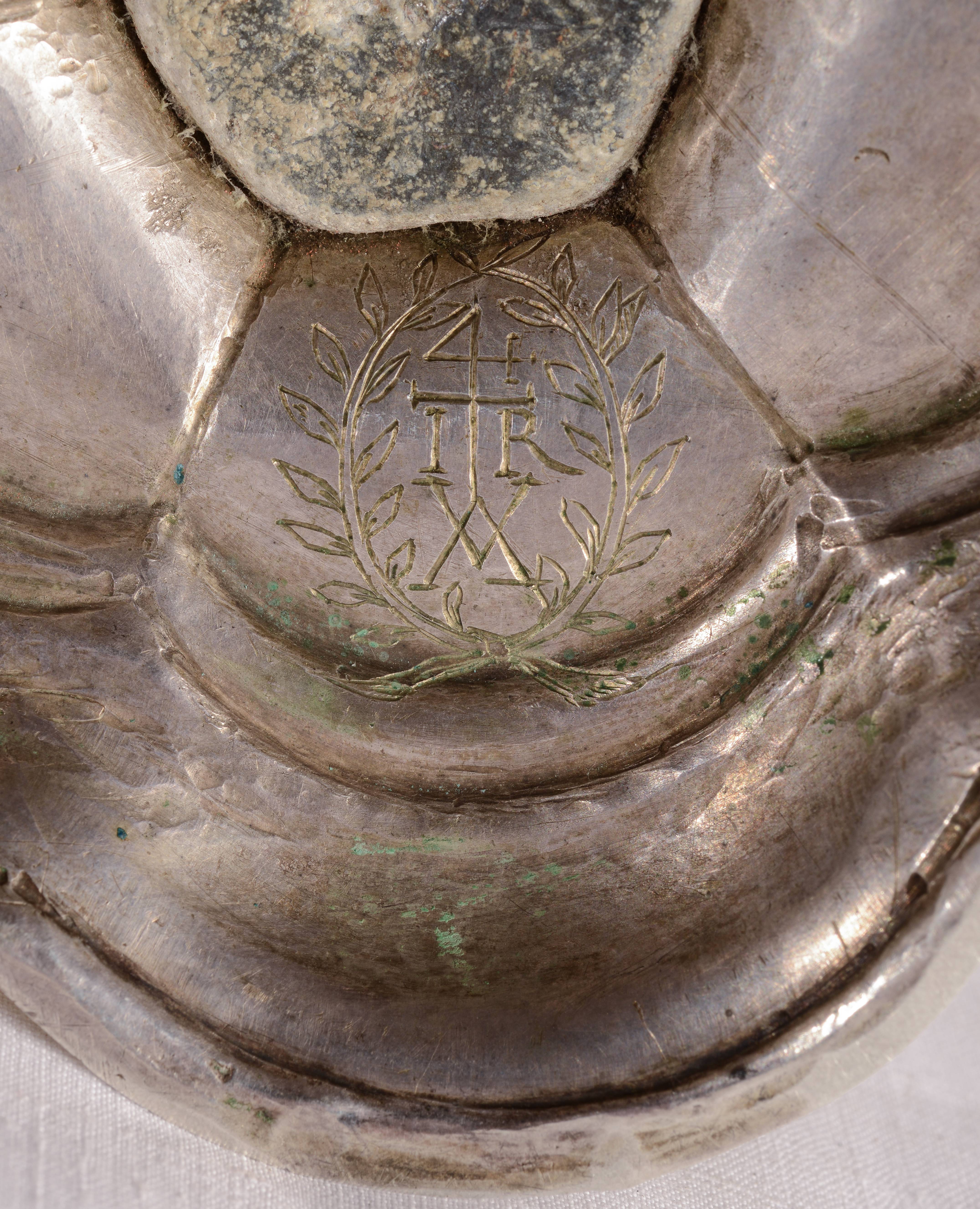 calice du maître orfèvre Gregor Leider, détail : poinçon sous le pied - © Ministère de la Culture (France), Conservation des antiquités et des objets d'art – Tous droits réservés