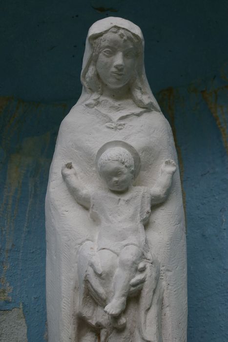 statue : Vierge à l'Enfant dite Notre-Dame des Cyclamens, vue partielle - © Ministère de la Culture (France), Conservation des antiquités et des objets d’art de Haute-Savoie – Tous droits réservés 