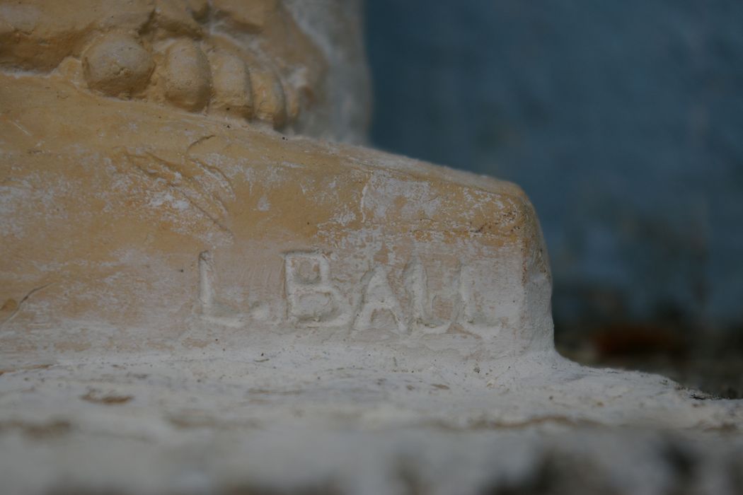 statue : Vierge à l'Enfant dite Notre-Dame des Cyclamens, détail de la signature - © Ministère de la Culture (France), Conservation des antiquités et des objets d’art de Haute-Savoie – Tous droits réservés 