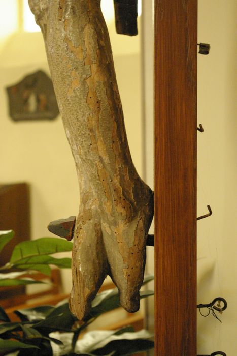 statue : Christ en croix, détail