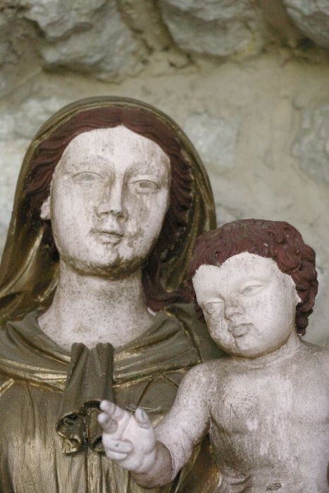 statue : Vierge à l'Enfant dite Notre-Dame de Miséricorde, vue partielle - © Ministère de la Culture (France), Conservation des antiquités et des objets d’art de Haute-Savoie – Tous droits réservés 