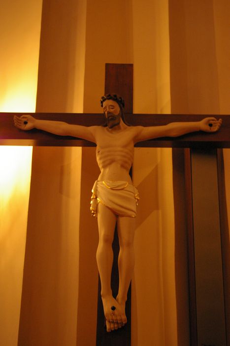 Statue : Christ en croix