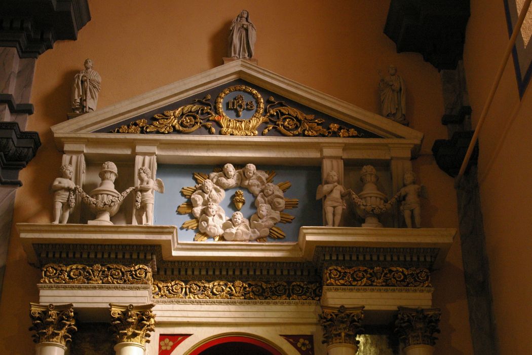 autel et retable du Sacré-Coeur, détail du fronton - © Ministère de la Culture (France), Conservation des antiquités et des objets d’art de Haute-Savoie – Tous droits réservés 