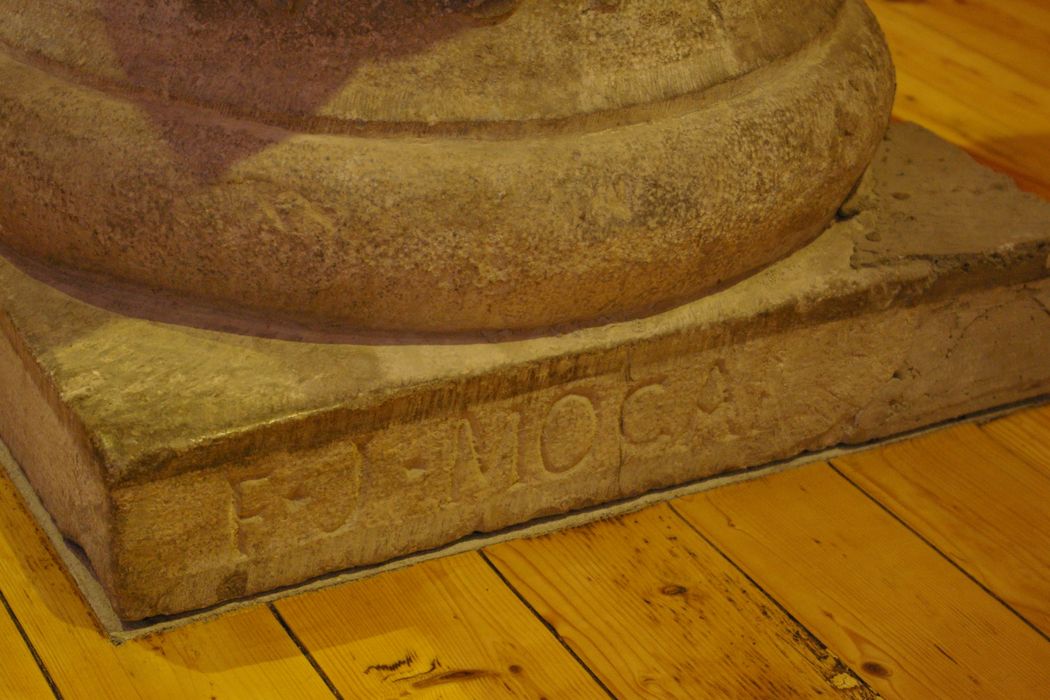 fonts baptismaux (cuve baptismale), détail de l’inscription - © Ministère de la Culture (France), Conservation des antiquités et des objets d’art de Haute-Savoie – Tous droits réservés 