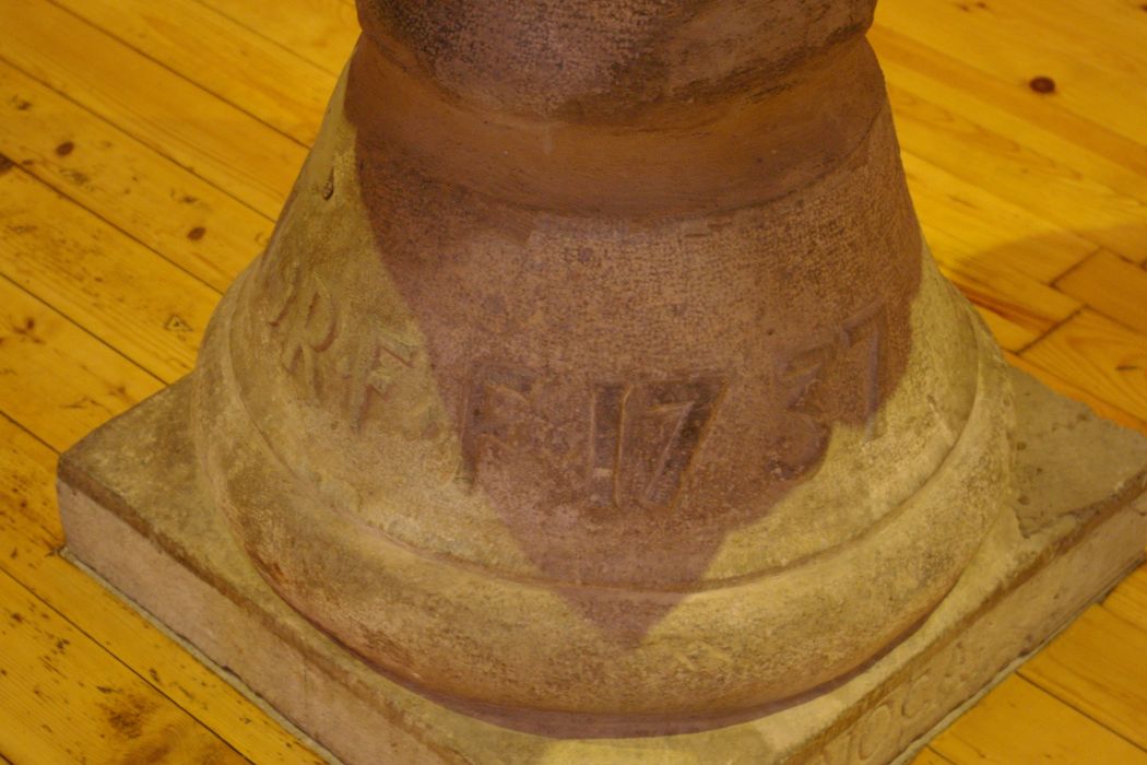 fonts baptismaux (cuve baptismale), détail de l’inscription - © Ministère de la Culture (France), Conservation des antiquités et des objets d’art de Haute-Savoie – Tous droits réservés 