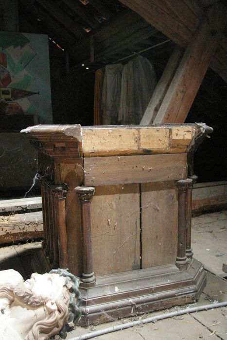 fonts baptismaux, vue partielle - © Ministère de la Culture (France), Conservation des antiquités et des objets d’art de Haute-Savoie – Tous droits réservés 