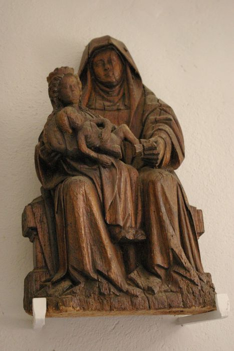 groupe sculpté : Saint Anne, la Vierge et l'Enfant - © Ministère de la Culture (France), Conservation des antiquités et des objets d’art de Haute-Savoie – Tous droits réservés 