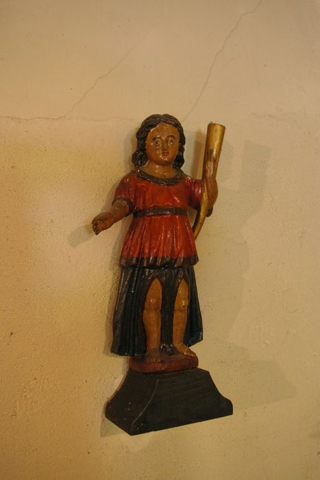 statue (statuette) : Ange à la corne n°1 - © Ministère de la Culture (France), Conservation des antiquités et des objets d’art de Haute-Savoie – Tous droits réservés