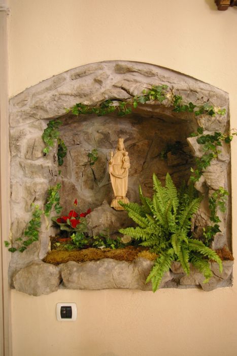 statue : Vierge à l'Enfant dite Notre-Dame de la Gouille, vue générale de la grotte (la statuette est une copie) - © Ministère de la Culture (France), Conservation des antiquités et des objets d’art de Haute-Savoie – Tous droits réservés