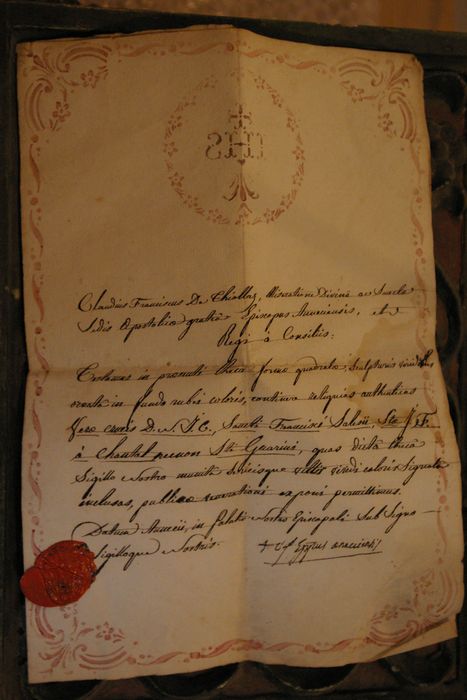 reliquaire en forme d’écritoire, détail du document accompagnant les reliques - © Ministère de la Culture (France), Conservation des antiquités et des objets d’art de Haute-Savoie – Tous droits réservés 