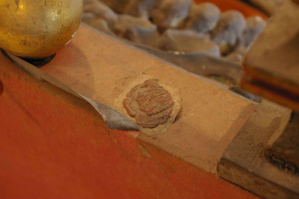 reliquaire en forme d’écritoire, détail du sceau - © Ministère de la Culture (France), Conservation des antiquités et des objets d’art de Haute-Savoie – Tous droits réservés 